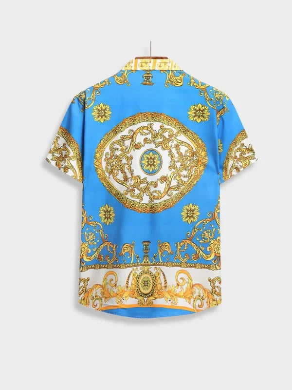 Close-up van de rijke, gedetailleerde barokprint op de heren elegante zomer set.