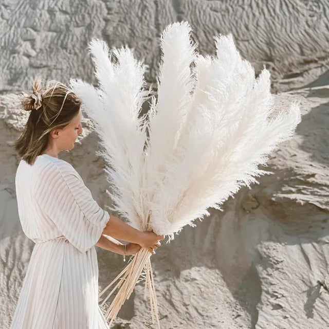 Bohemian woondecoratie met natuurlijk gedroogd pampas gras. Perfect voor een warme sfeer in de woonkamer.