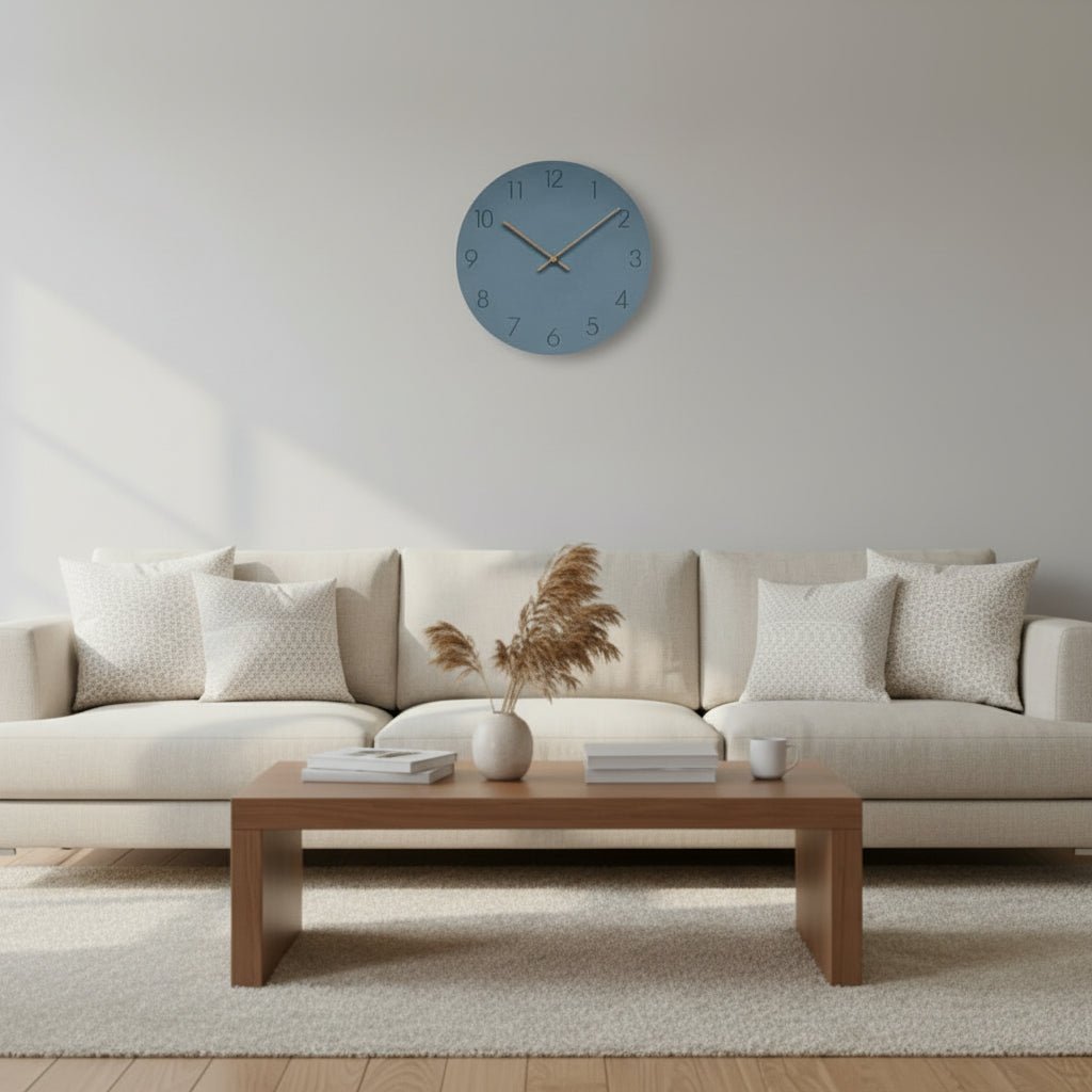 Stijlvolle Scandinavische klok, geluidsloos uurwerk voor een serene woonkamer, moderne huisdecoratie.