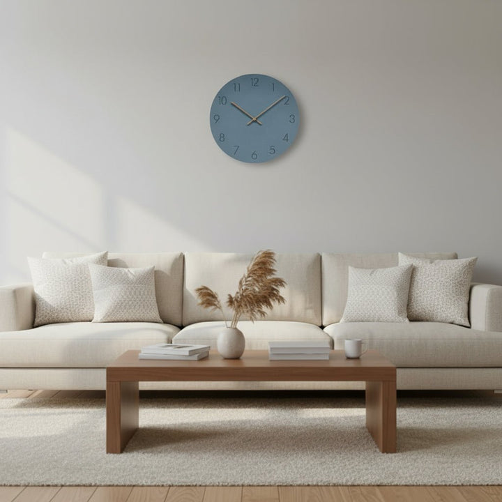 Stijlvolle Scandinavische klok, geluidsloos uurwerk voor een serene woonkamer, moderne huisdecoratie.