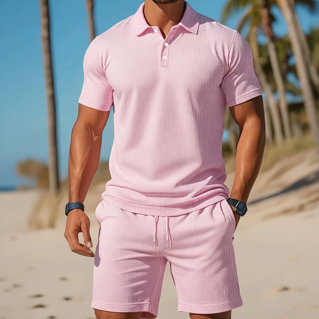 Stijlvolle heren casual zomeroutfit. Poloshirt & shortset voor comfortabele dagen op het strand of in de stad.