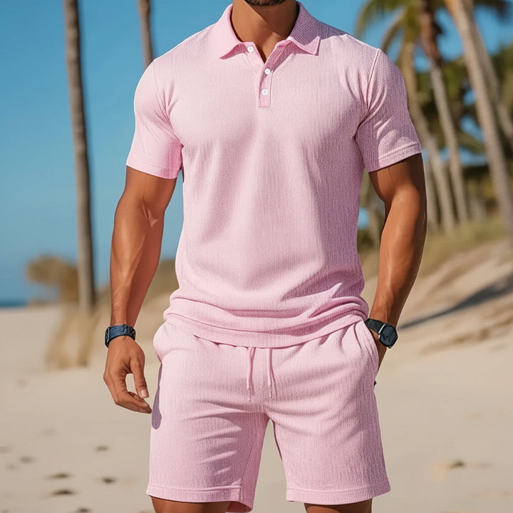 Stijlvolle heren casual zomeroutfit. Poloshirt & shortset voor comfortabele dagen op het strand of in de stad.