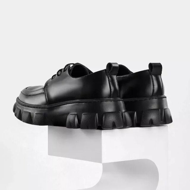 Gedetailleerde weergave van de dikke zool van de zwarte heren casual schoen 'Ethan', benadrukt comfort en stijl.