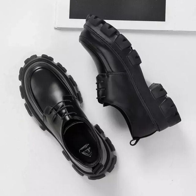 Zwarte 'Ethan' herenmode schoenen met dikke zool; een combinatie van modern design, comfort en casual elegantie.