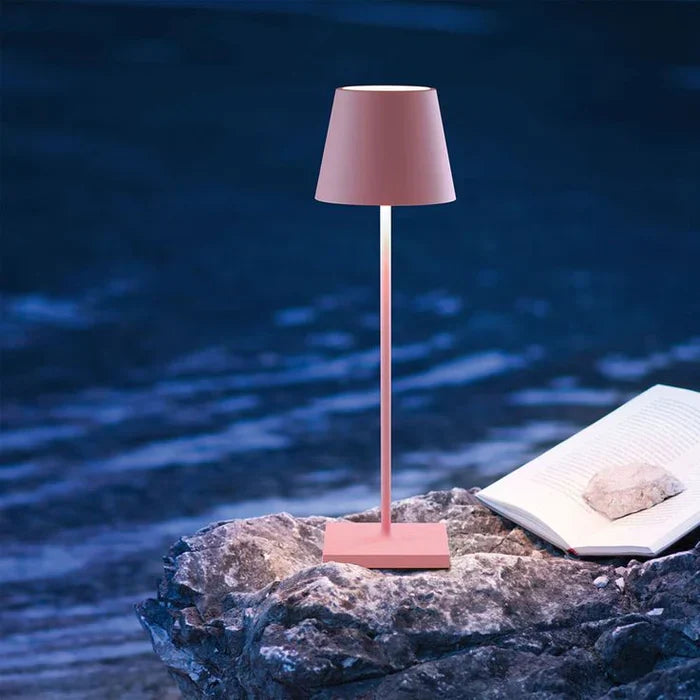 Lange LumiLuxe tafellamp, oplaadbaar en dimbaar. Ideale LED leeslamp voor moderne slaapkamer of sfeervol interieur.