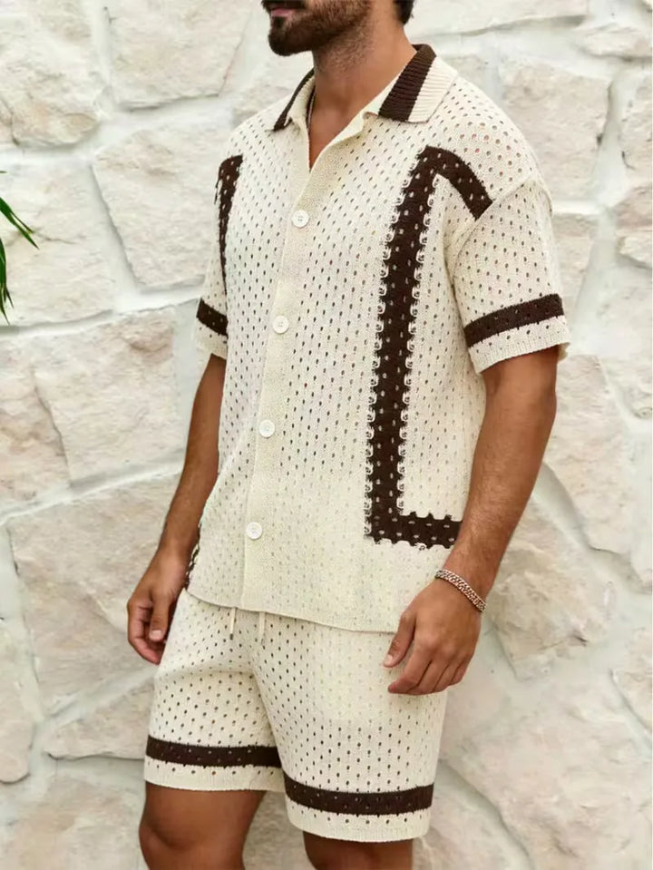 Stijlvolle beige gebreide heren shorts set, perfect voor casual zomerse dagen of ontspanning op vakantie.
