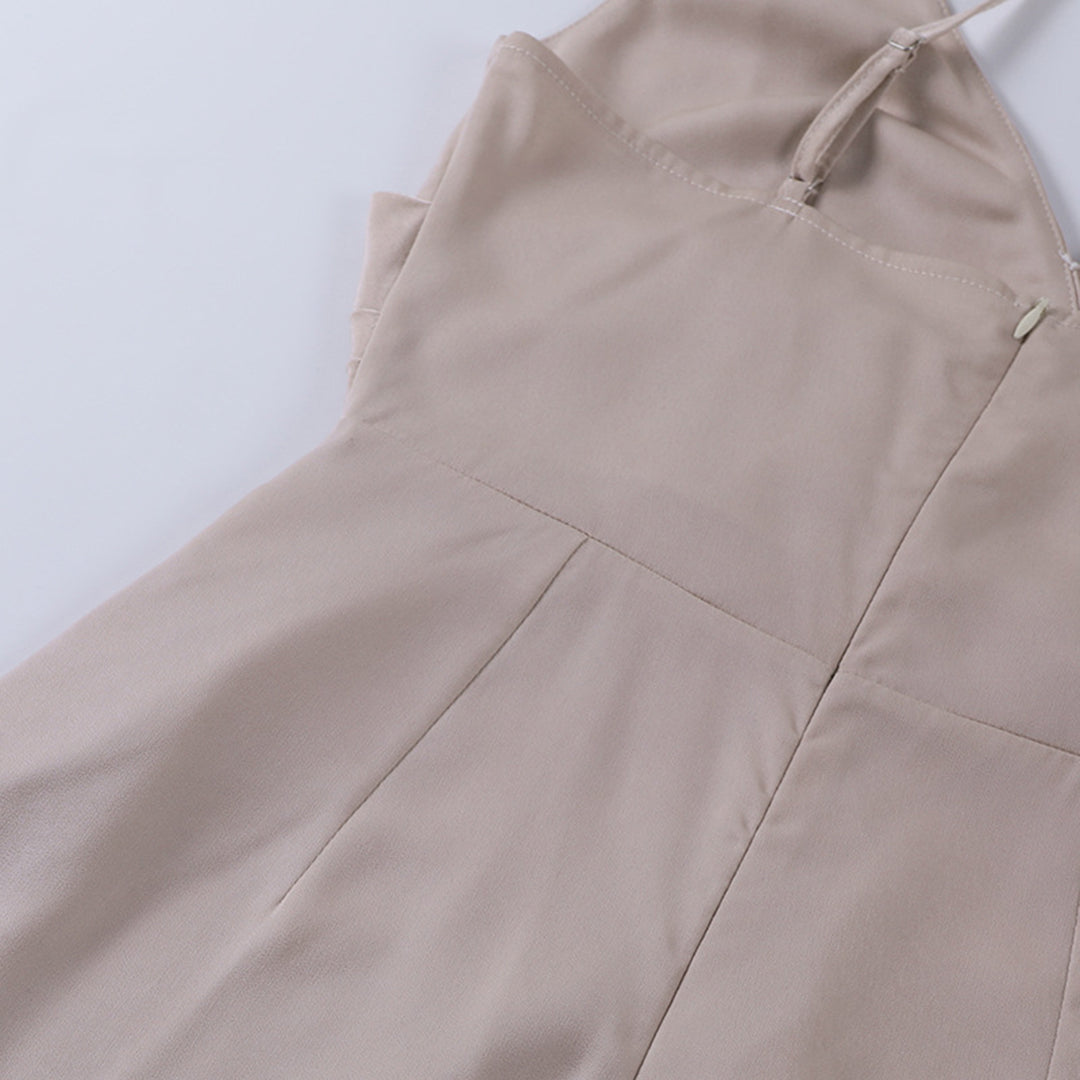 Zomerse stijlvolle midi-jurk met spaghettibandjes, blote rug en lange split voor elegante dames.