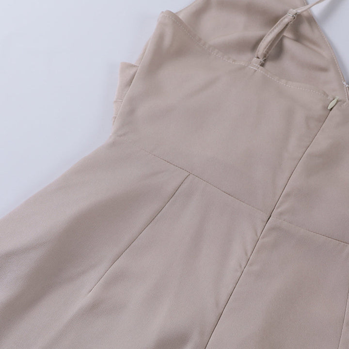 Zomerse stijlvolle midi-jurk met spaghettibandjes, blote rug en lange split voor elegante dames.