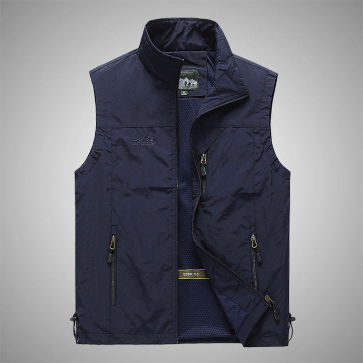 Detail van marineblauwe lichtgewicht heren bodywarmer. Perfect voor extra warmte en stijl in herfst/lente.
