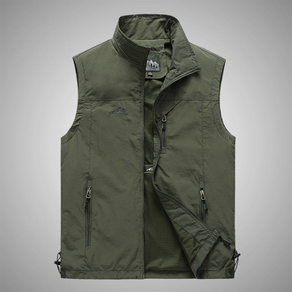 Man draagt olijfgroene heren bodywarmer. Biedt lichtgewicht warmte en windbestendig comfort buiten.