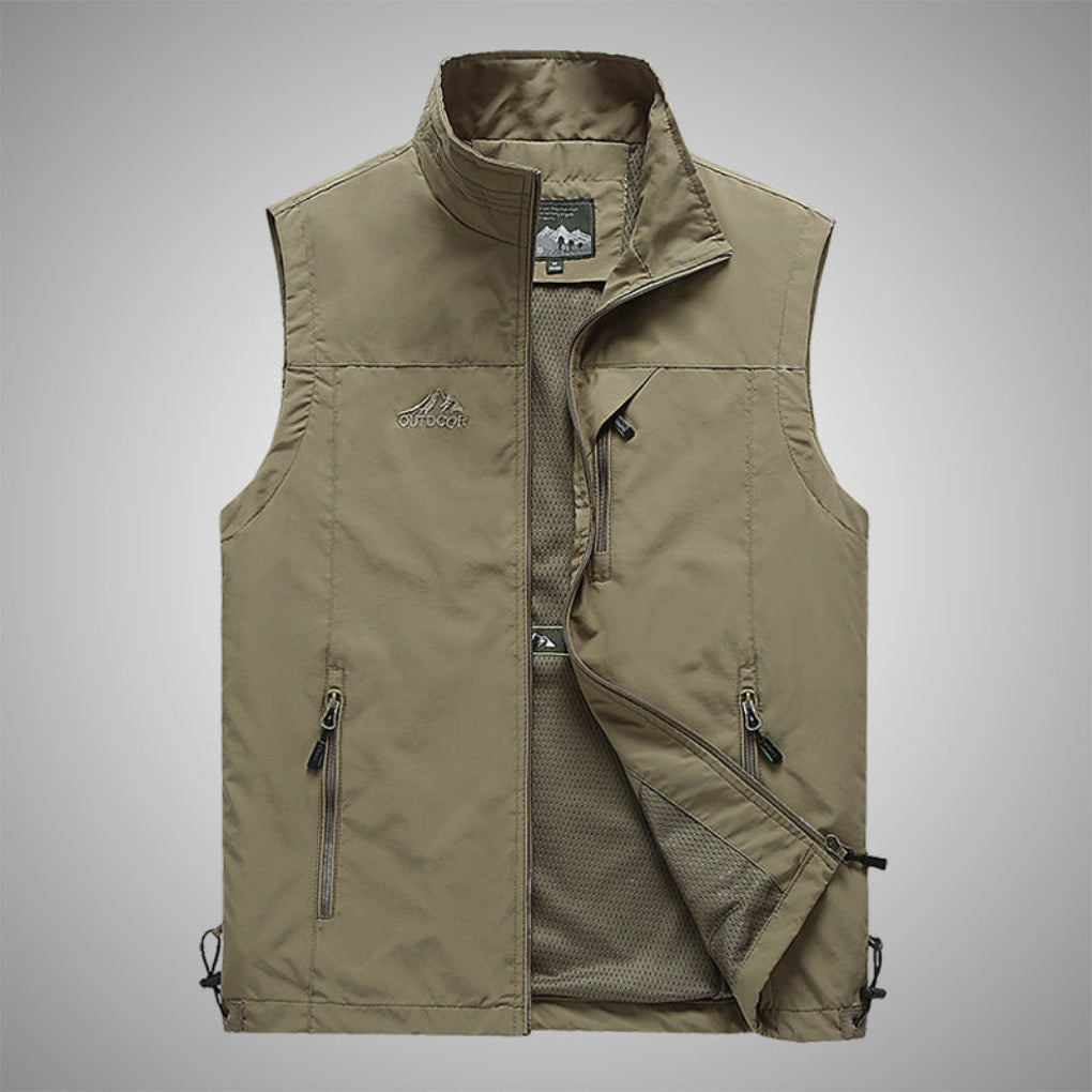 Khaki heren outdoor vest, casual en sportief. Perfect voor laagjes en extra warmte tijdens wandelingen.