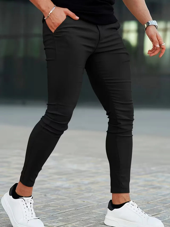 Marineblauwe heren slim fit chino, comfortabel en ideaal voor diverse outfits.