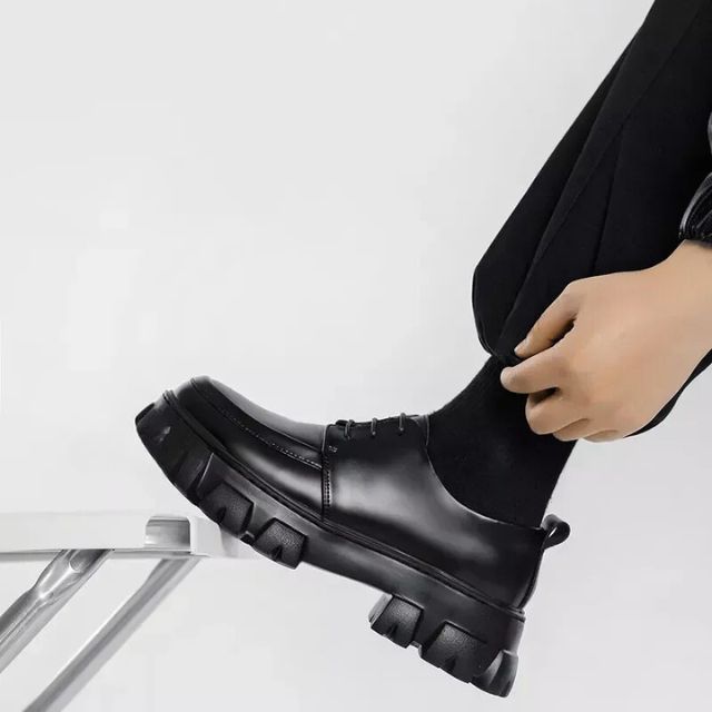 Hoogwaardige zwarte leren herenschoenen, 'Ethan' model, met dikke zool voor een moderne en comfortabele pasvorm.