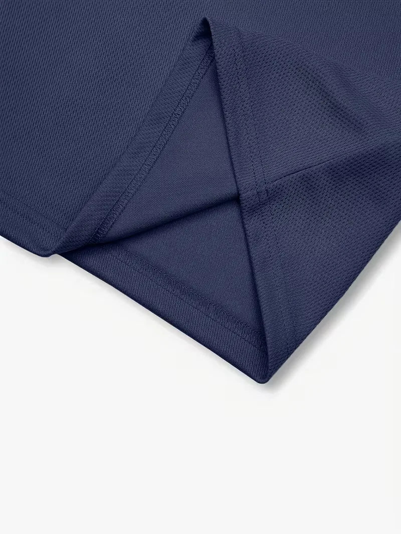 Heren zomerset V-hals: lichtblauwe polo en witte shorts, perfect voor vakantie en vrije tijd.