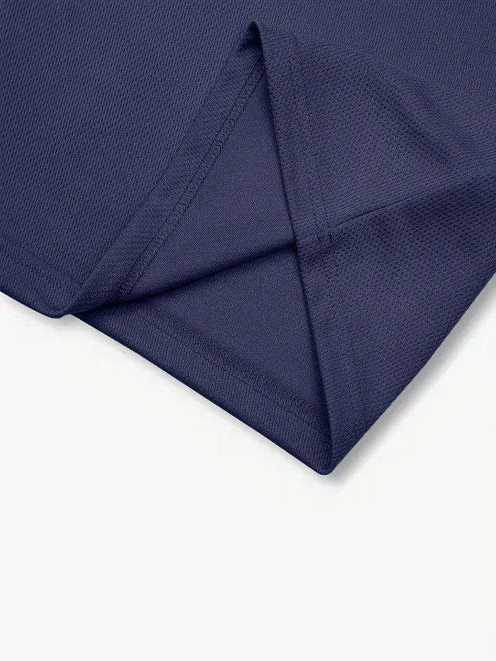 Heren zomerset V-hals: lichtblauwe polo en witte shorts, perfect voor vakantie en vrije tijd.
