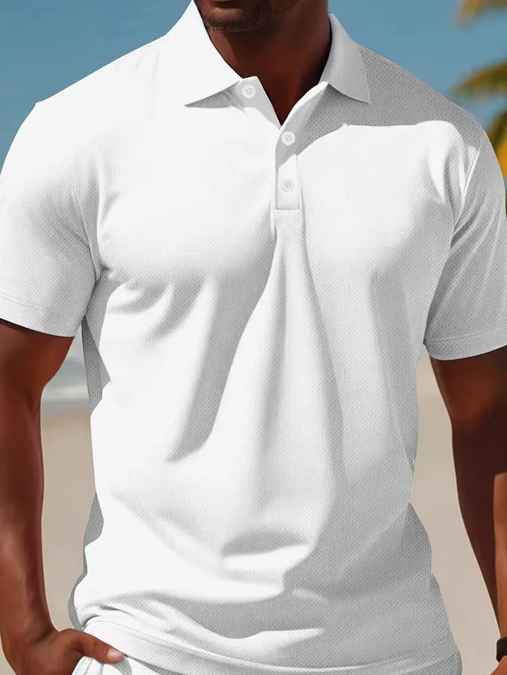 Mannelijke poloset: lichtblauwe V-hals polo en witte shorts, perfect voor strand of vakantie.
