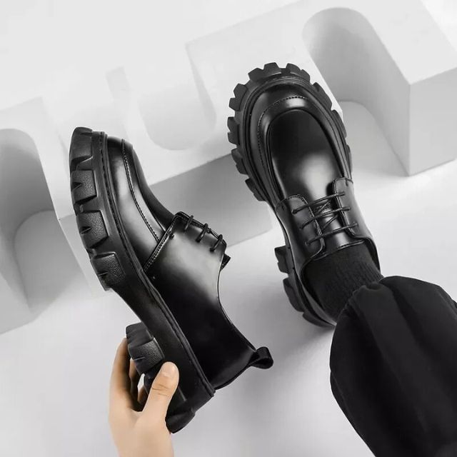 Elegante zwarte instapschoenen voor heren, de 'Ethan' stijl met robuuste dikke zool, perfect voor casual mode.