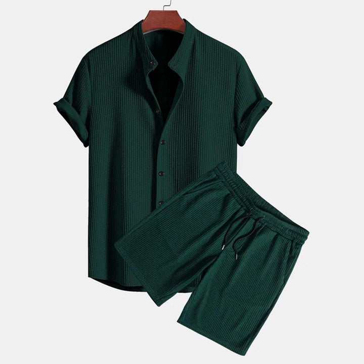 Trendy heren zomerkleding outfit: losvallend shirt met korte mouwen en bijpassende korte broek voor zomerse dagen.