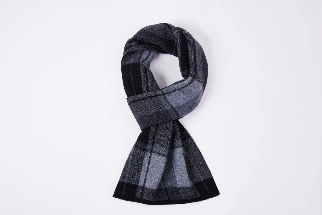 Luxe geborduurde heren sjaal van wol; ideaal voor buiten en winterse mode. Elegant en warm.