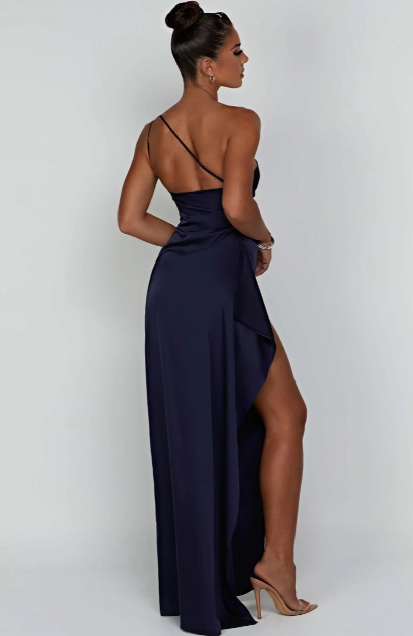 Dames one-shoulder avondjurk: geplooide satijnen maxi jurk met lange split voor een chique look.