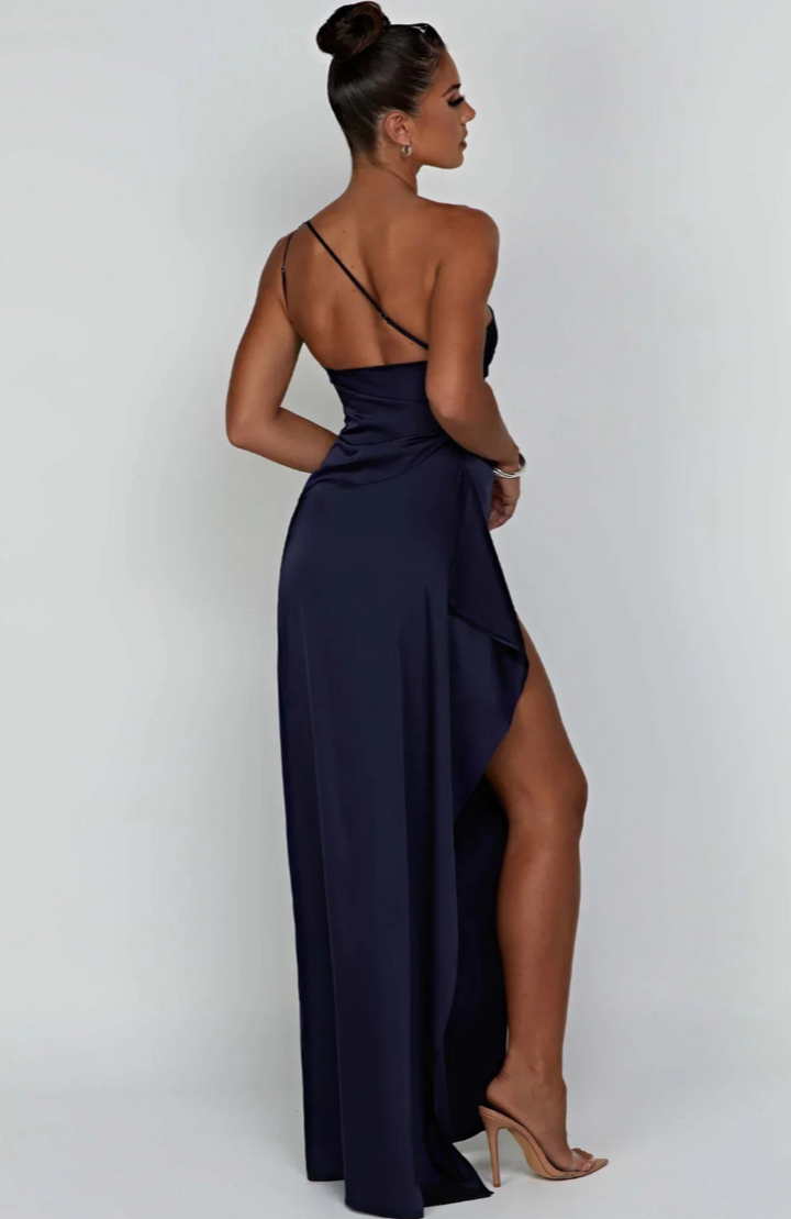 Dames one-shoulder avondjurk: geplooide satijnen maxi jurk met lange split voor een chique look.
