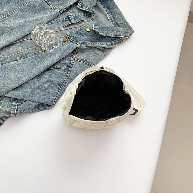 Compacte nylon puffer tas, ideaal als waterafstotende crossbody tas voor de moderne vrouw.