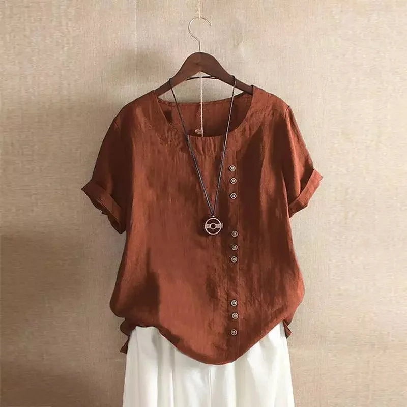 Model in casual chic damesblouse met korte mouwen, Peter Pan kraag en knoopdetails. Perfecte zomerkleding.