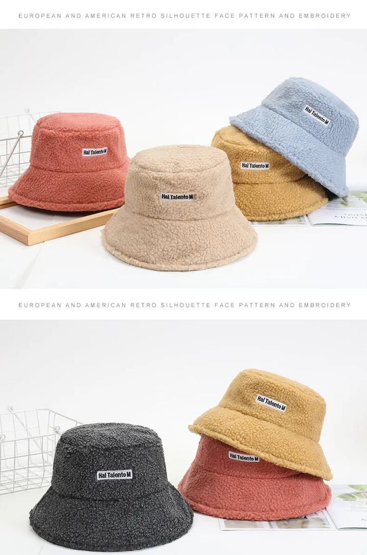 Details van de afwerking van de comfortabele fleece muts, perfect als warm winterhoofddeksel.
