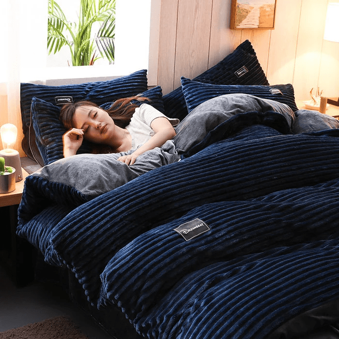 Dit omkeerbare dekbedovertrek van fluweel en fleece biedt warmte en luxe voor uw winter slaapkamer.