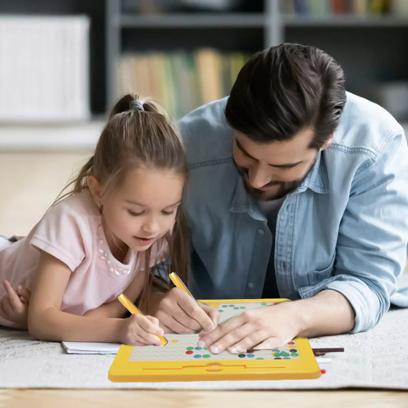 Compact magnetisch tekenbord, makkelijk mee te nemen voor creativiteit onderweg. Leuk voor alle kinderen.