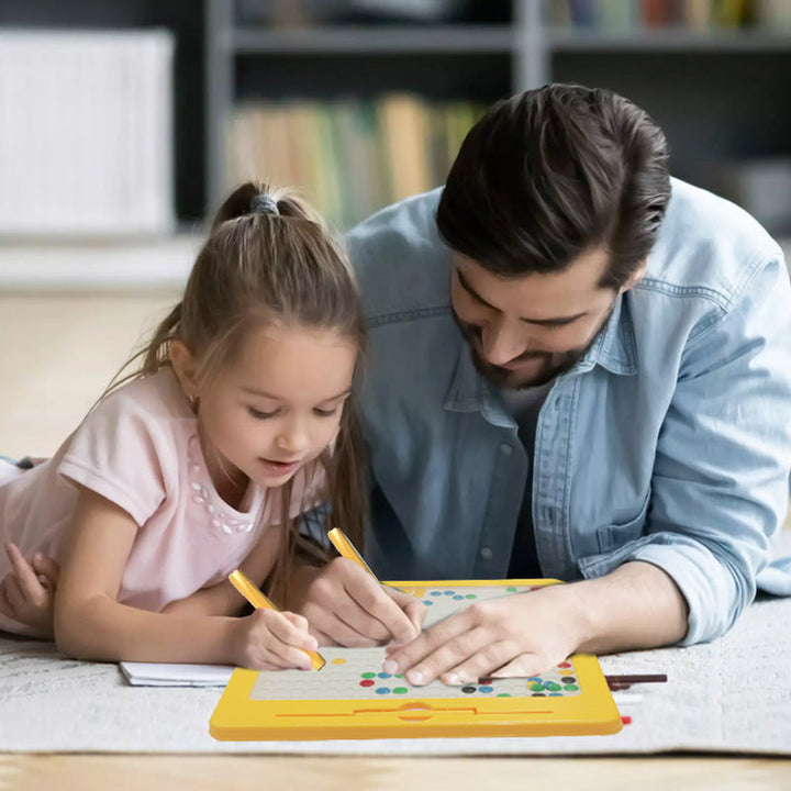 Compact magnetisch tekenbord, makkelijk mee te nemen voor creativiteit onderweg. Leuk voor alle kinderen.