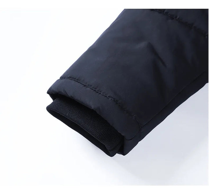 Donkerblauwe heren winterparka, een warme jas met capuchon voor stijlvolle winterkleding.