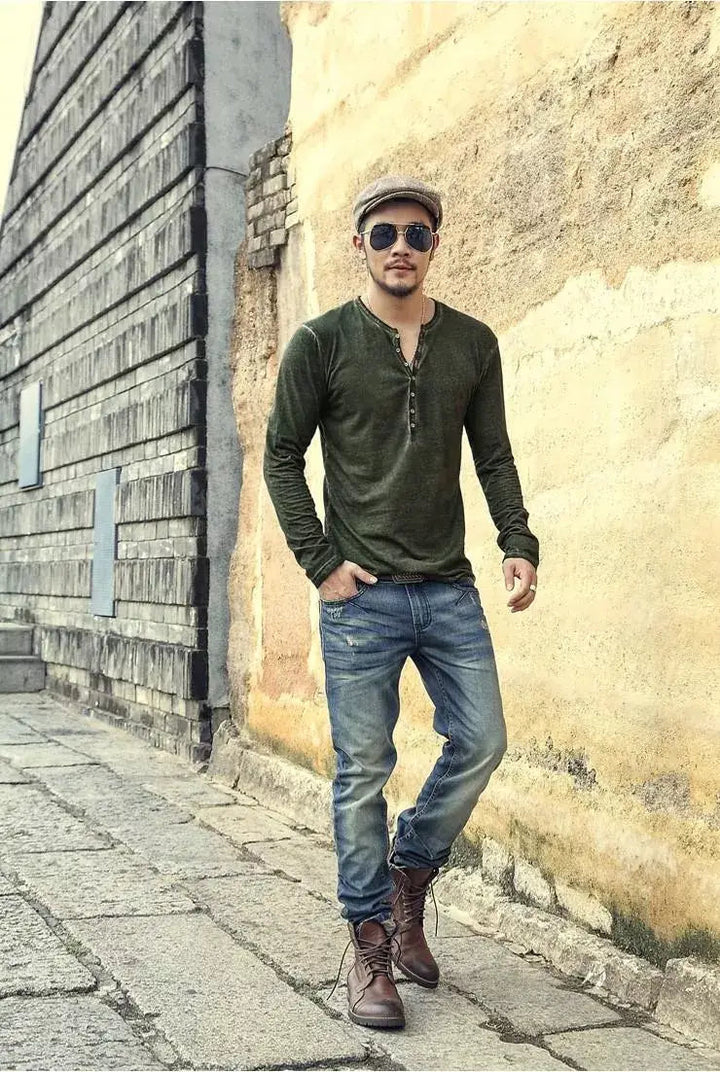 Man draagt comfortabel heren Henley shirt lange mouwen, perfecte casual kleding voor een relaxte stijl.