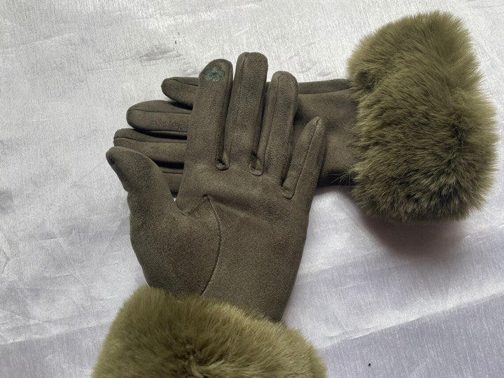 Warme en stijlvolle suède handschoenen voor dames, afgewerkt met fluffy imitatiebont.