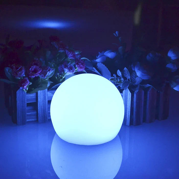 GlowSphere bol, LED tuinverlichting, waterdicht en draadloos, creëert gezellige sfeer.