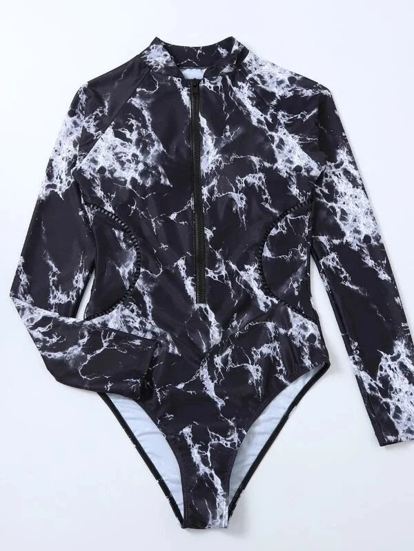 Sportief dames badpak met lange mouwen, ideaal voor een trendy strandlook en actieve dagen aan zee.
