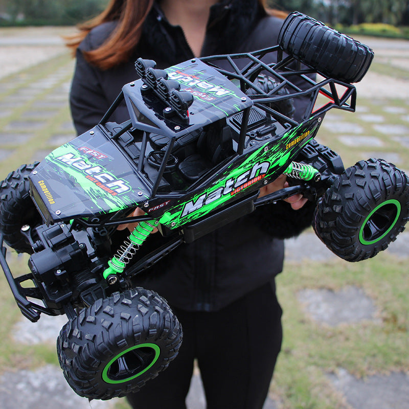 Close-up van de unisex offroad RC auto, met afstandsbediening en grote banden voor grip.