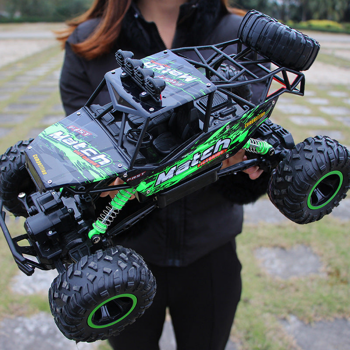 Close-up van de unisex offroad RC auto, met afstandsbediening en grote banden voor grip.