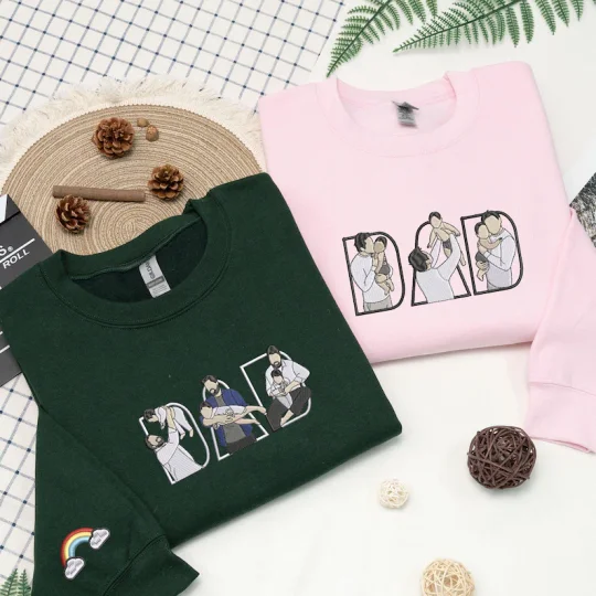 Stel draagt bijpassende unisex geborduurde hoodies met gepersonaliseerde initialen. Ideaal als koppel of familie cadeau.