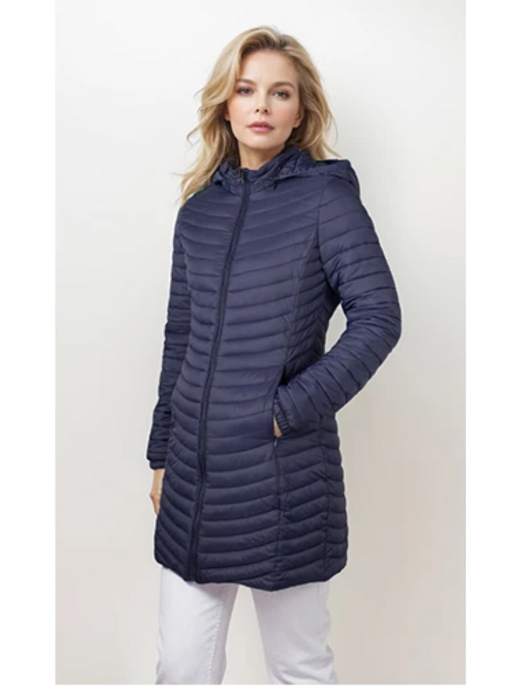 Model draagt stijlvolle lichtgewicht dames donsjas met hoge kraag, ideaal voor een elegante look.