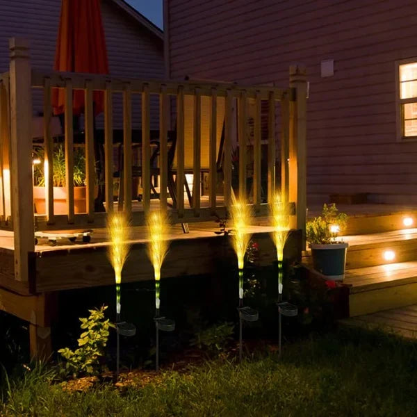 SunReed rieten buitenlampen tussen groen, natuurlijke tuindecoratie en sfeervolle buitenverlichting voor rust.