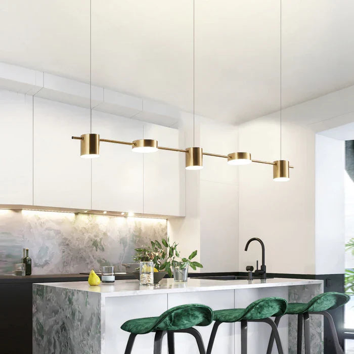 Verlichtingsoplossing: moderne AuraDrum hanglamp, goud & zwart, perfect voor sfeervolle woonkamers.