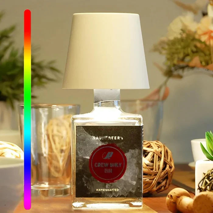 Binnenverlichting: GlowBottle LED fleslamp op een nachtkastje.