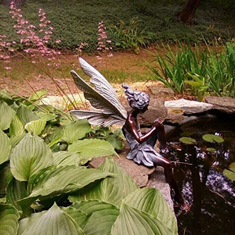 Zittende fee tuindecoratie van hars. Dit sprookjesachtige beeld in wit en bruin maakt uw tuin magisch.