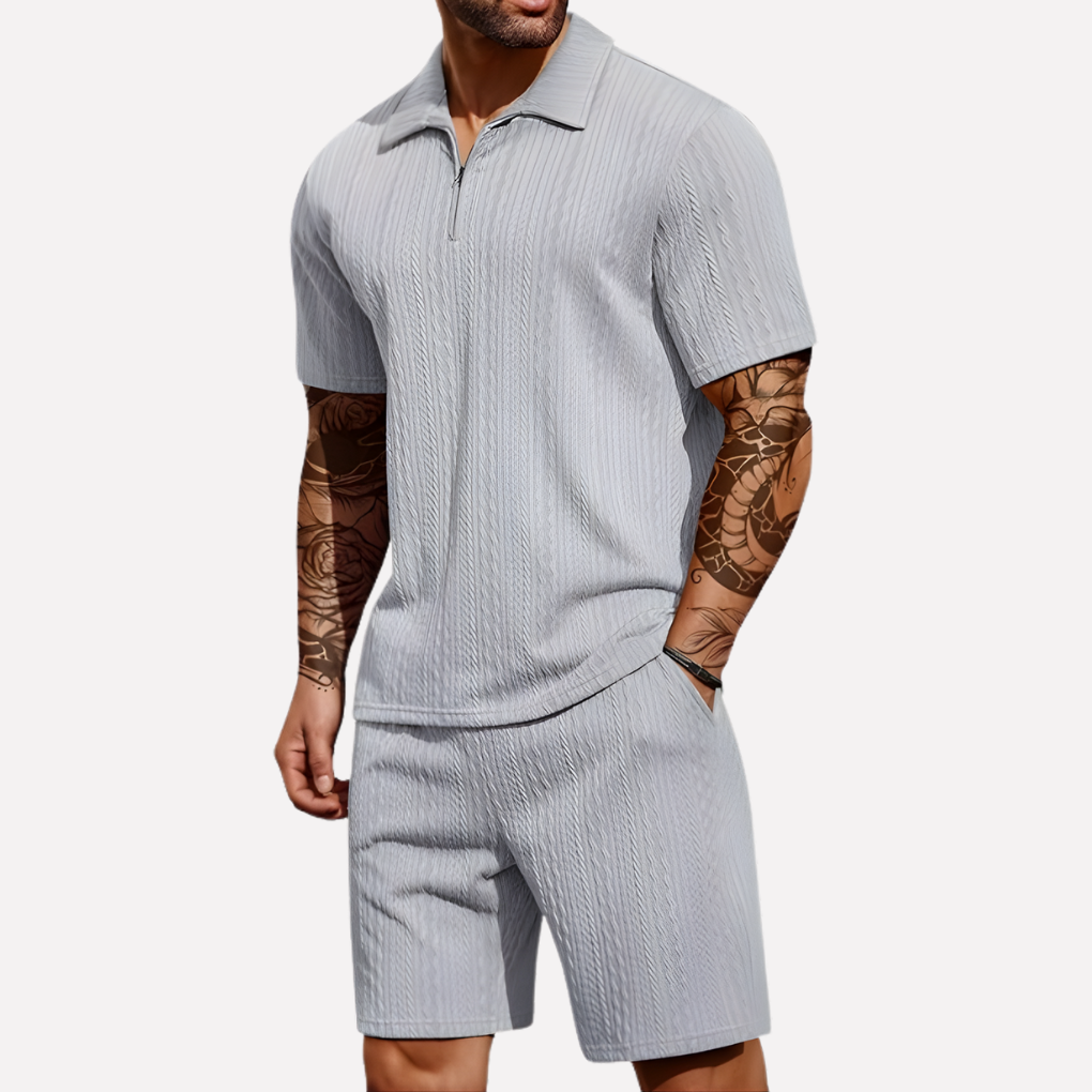 Stijlvolle man draagt comfortabele heren casual polo & shorts zomer set. Ideaal voor vrije tijd.