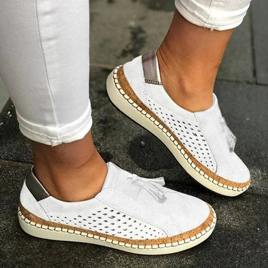 Zwarte veterloze AirComfort sneakers voor dames, ergonomisch en bevorderlijk voor voetgezondheid.