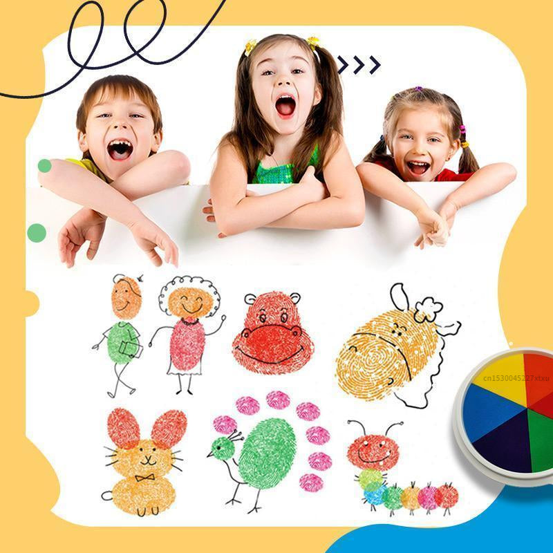 Een assortiment levendige vingerverfkleuren voor kinderen, om artistieke creaties te maken en plezier te hebben.