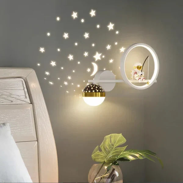 Kindvriendelijke GlowNest wandlamp met drie LED kleuren; perfecte verlichting voor de speelkamer.