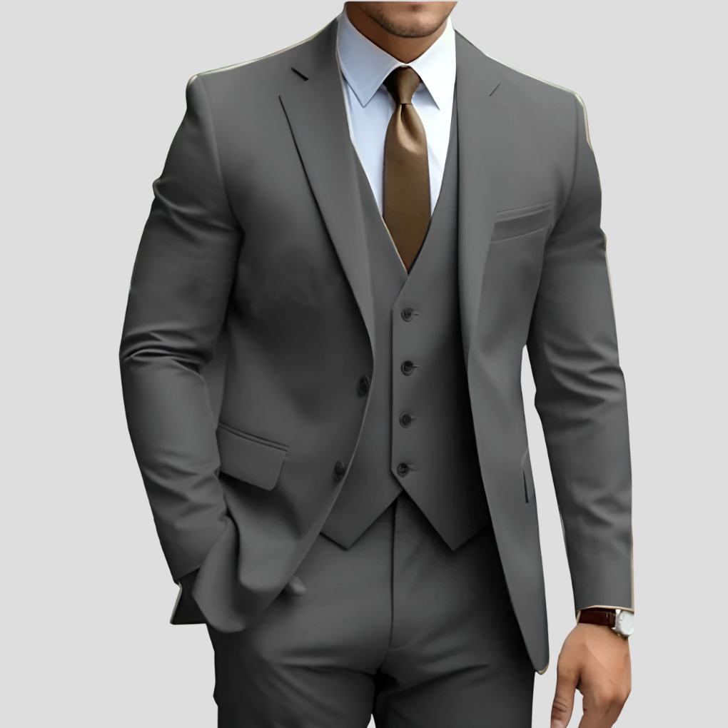 Elegante kleding: driedelig slimfit herenpak, modern kostuum voor bruiloft, gala en zakelijk gebruik. Mannenmode.