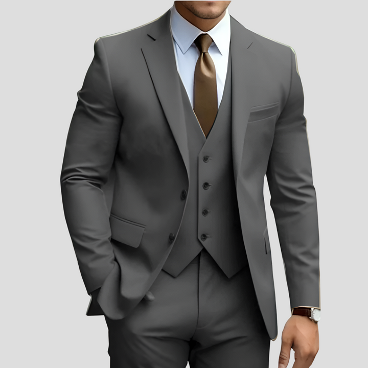 Elegante kleding: driedelig slimfit herenpak, modern kostuum voor bruiloft, gala en zakelijk gebruik. Mannenmode.